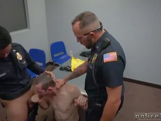 V prdeli policejní důstojník show homosexuální první čas