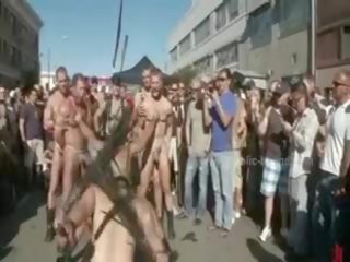 Publique plaza avec dépouillé hommes prepared pour sauvage coarse violent gai groupe sexe film mov